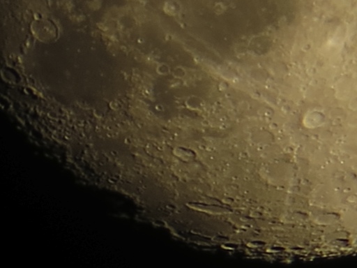 SX50 HS로 찍은 달 사진의 부분 크롭