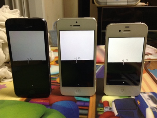 아이폰5S, 5, 4S 모두 세운 상태에서는 같은 경사도를 보여줌