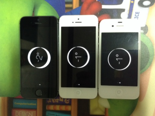 iPhone 5S shows different level and direction of tilt compared to 5 and 4S when laid flat