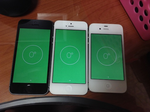 아이폰5S, 5, 4S가 모두 바닥에 평평하게 눕혀져 있다고 표시 중