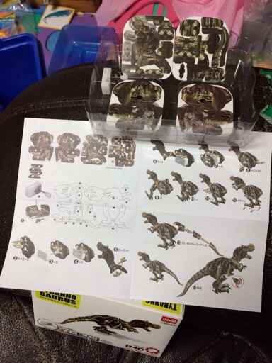 Instructions and pieces inside InoQ Tyrannosaurus moving 3D kit